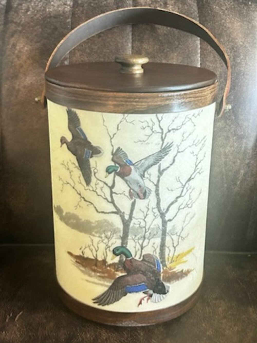 Vintage Mallard Duck Ice Bucket With Detailed Wildlife and Leather Swing Handle - Picture 7 of 13